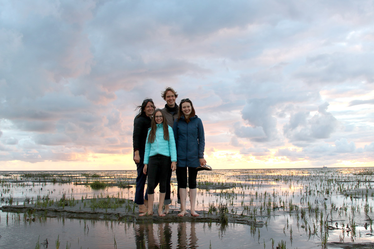 Deutschlands Beliebtester Ferienhof 2024 - bester Ferienhof - Nordsee Bauernhof in Friedrichskoog Dithmarschen - Familienfoto