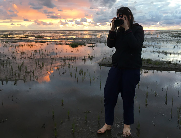 Nordseeurlaub im Weltnaturerbe Schleswig-Holsteinisches Wattenmeer, entspanntes Wattlaufen im Sonnenuntergang